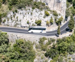 Bus grande da lontano